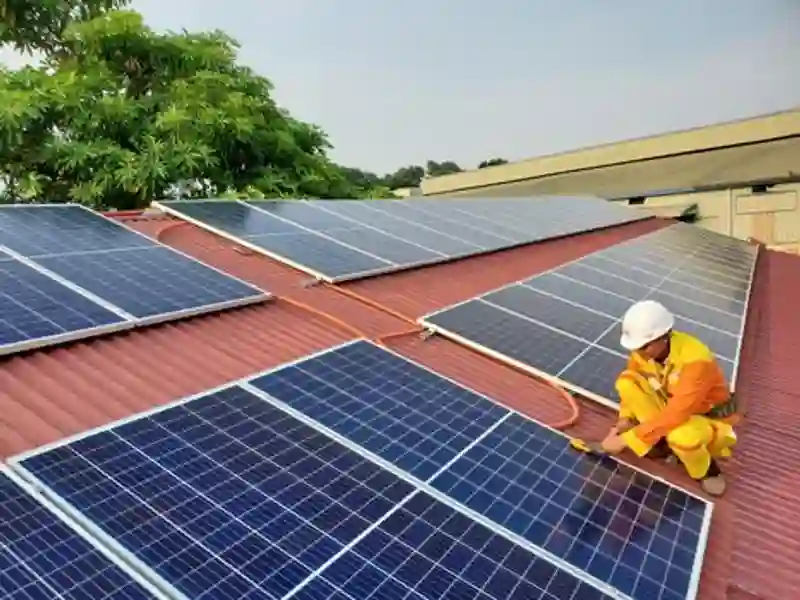 Teknisi Tenaga Surya Pria Memasang Panel Surya