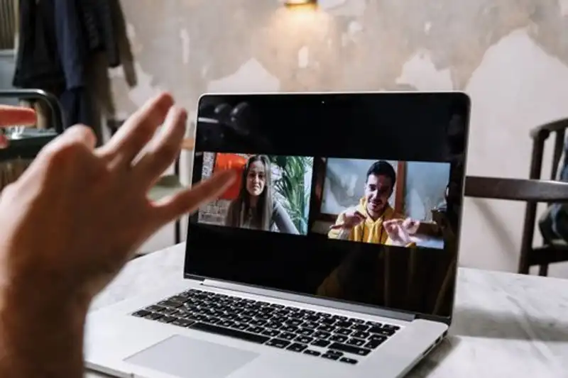 Macbook Pro Di White Table