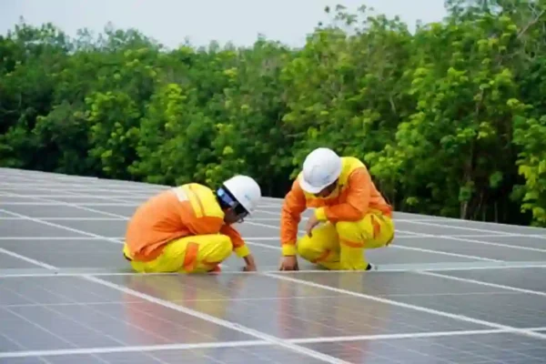 PLTS Alternatif Hemat Energi di Tengah Kelangkaan BBM 2026