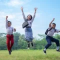 Hari Pertama Masuk Sekolah Sambut Murid Dengan Ceria