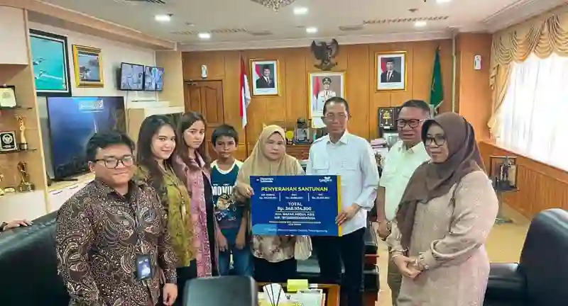 Ahli waris ASN Batam menerima santunan JKK dari PT Taspen